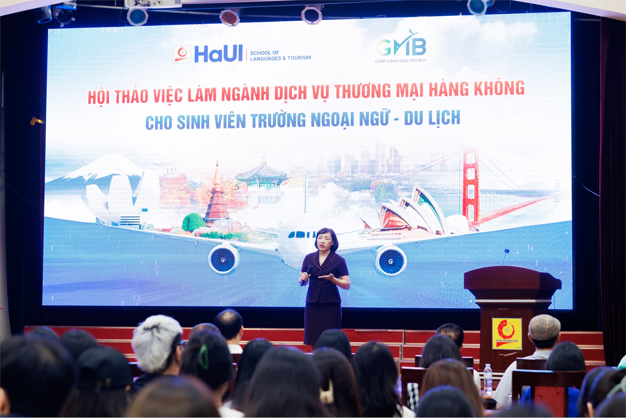 Bà Phạm Thị Hồng Thanh - Chuyên gia với 24 năm kinh nghiệm làm việc tại Vietnam Airlines