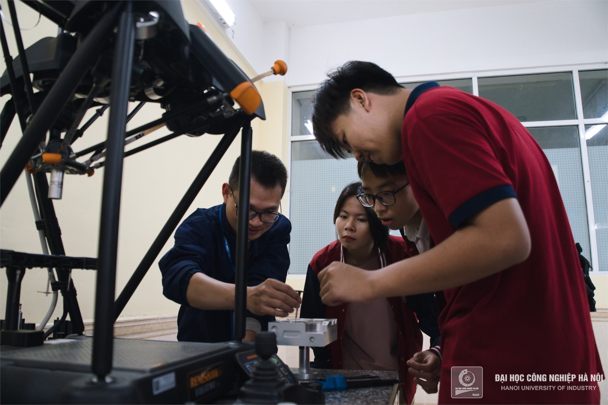 HaUI đón tiếp trường THPT Phùng Khắc Khoan tới tham quan hướng nghiệp