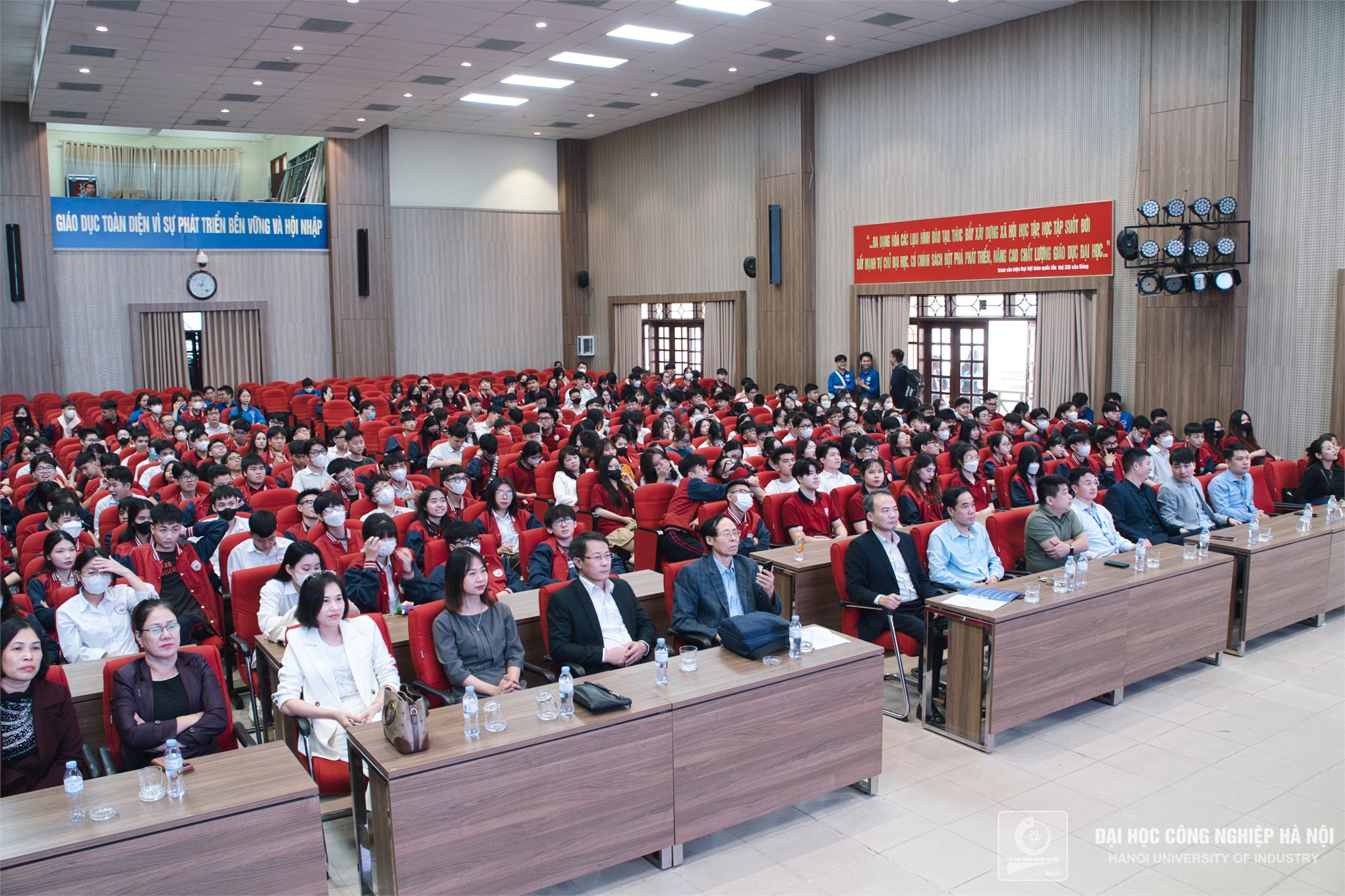 HaUI đón tiếp trường THPT Phùng Khắc Khoan tới tham quan hướng nghiệp