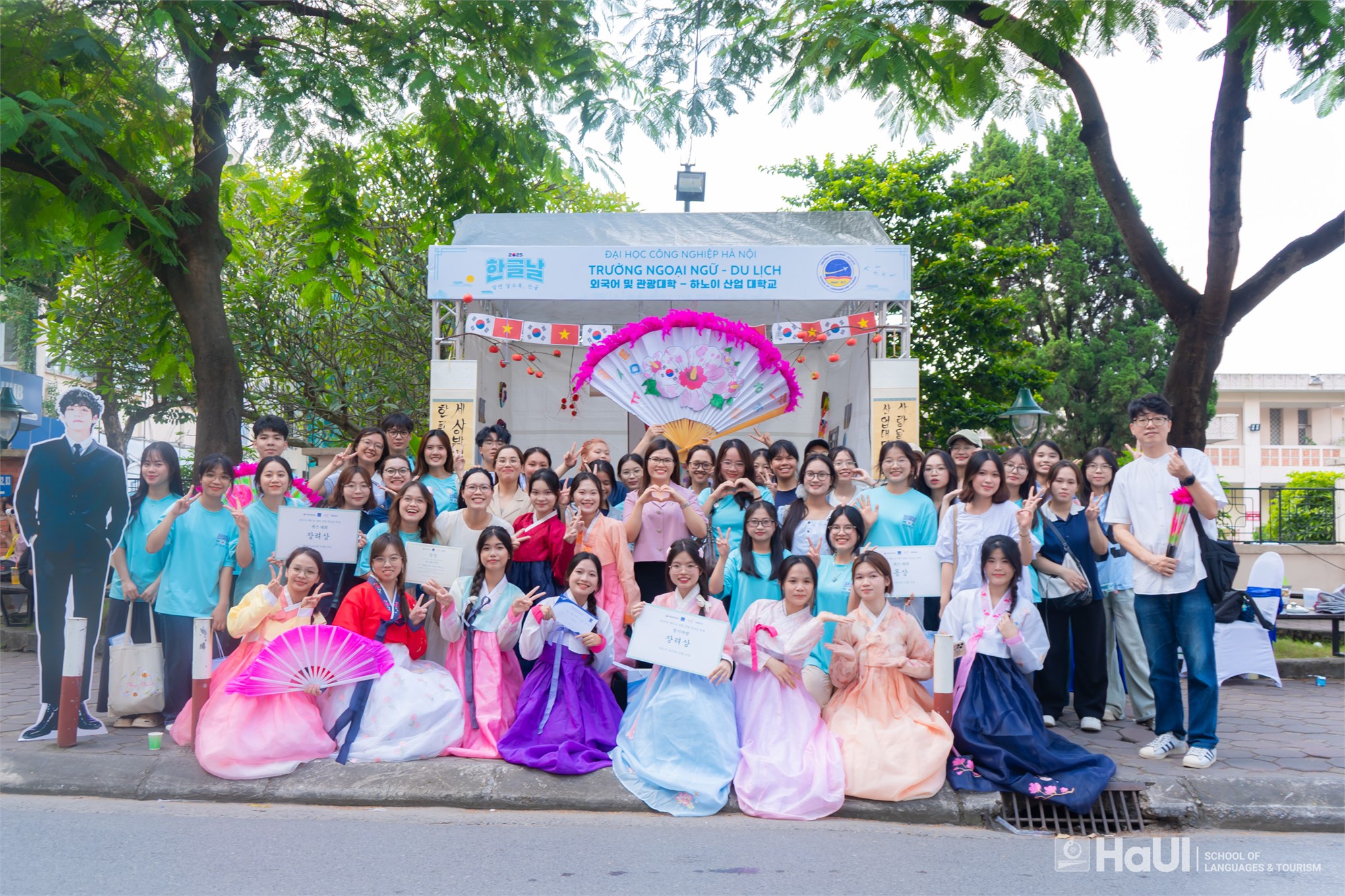 Ngày hội tiếng Hàn - Hangeulnal 2025: Dấu ấn năng động của sinh viên khoa Ngôn ngữ Hàn Quốc