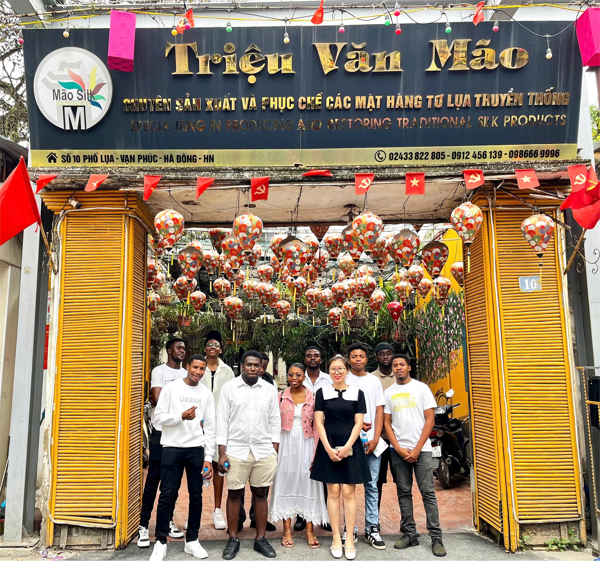 Sinh viên quốc tế học tiếng Việt trải nghiệm văn hóa tại Làng lụa Vạn Phúc