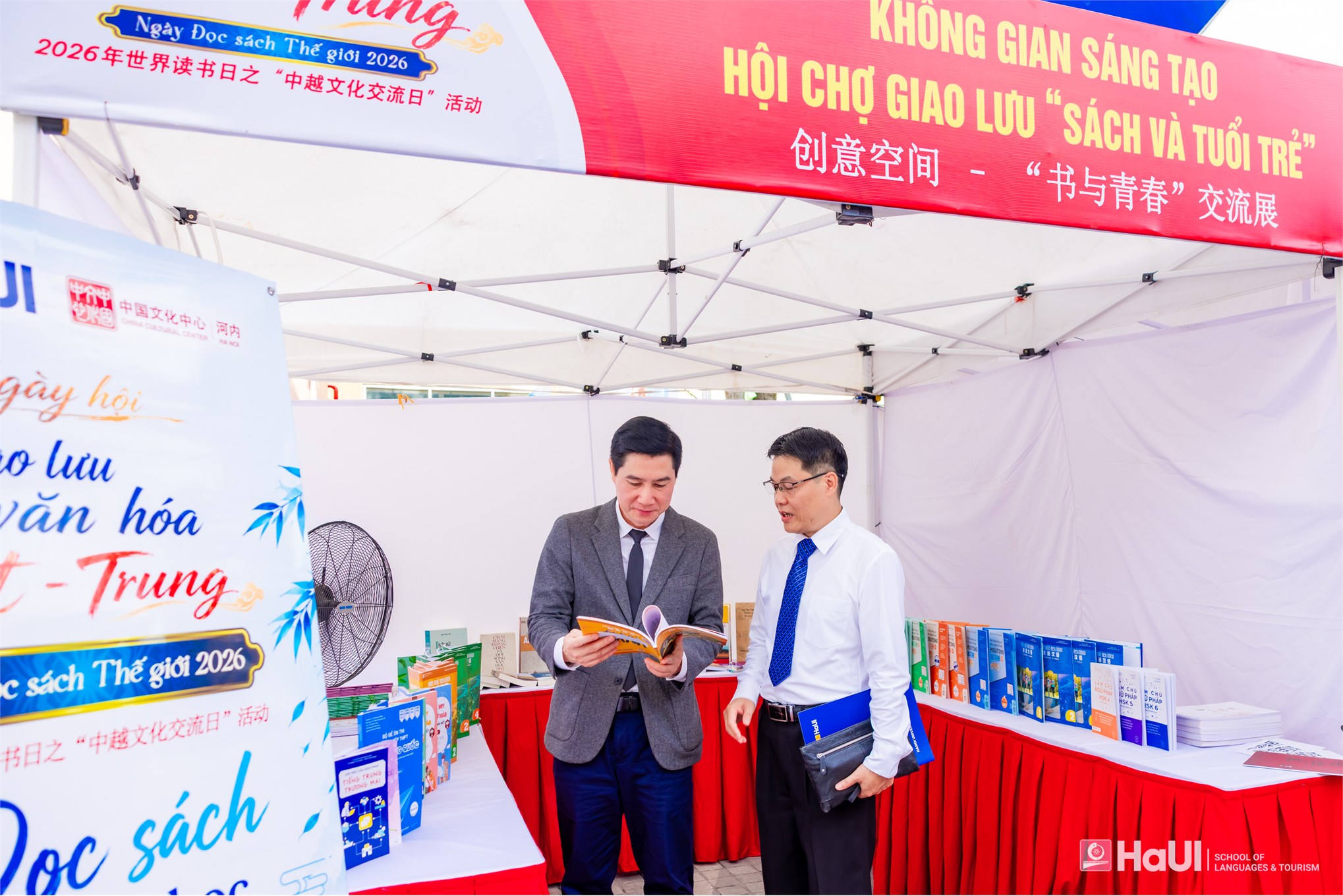 PGS.TS. Cầm Tú Tài - Trưởng khoa Ngôn ngữ Trung Quốc và ông Trương Đức Sơn - Giám đốc Trung tâm Văn hóa Trung Quốc tại Hà Nội tham quan Không gian "Sách và tuổi trẻ"
