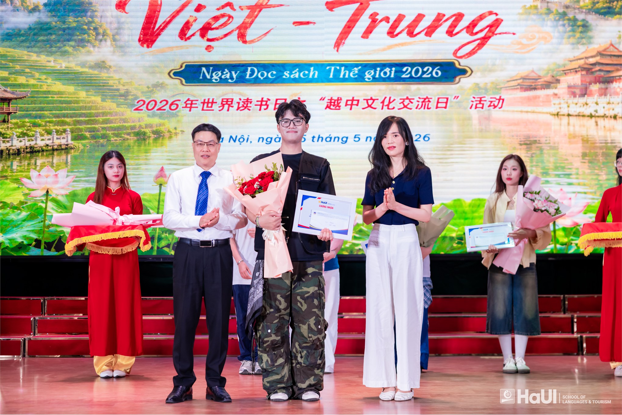 PGS.TS. Cầm Tú Tài - Trưởng khoa Ngôn ngữ Trung Quốc, Trường Ngoại ngữ - Du lịch, Đại học Công nghiệp Hà Nội và bà Vi Thu Minh - Bí thư thứ ba Trung tâm Văn hóa Trung Quốc tại Hà Nội trao giải Nhất cuộc thi Flashmob “Giai điệu Việt - Trung” cho đội thi Trường Đại học Phenikaa.
