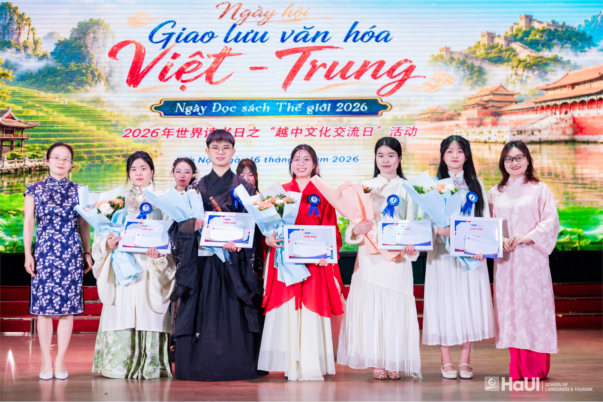 Bà Lê Huệ Minh - Bí thư thứ ba Trung tâm Văn hóa Trung Quốc tại Hà Nội và TS. Ứng Thùy Linh - Trưởng chương trình thạc sĩ Ngôn ngữ Trung Quốc, Trường Ngoại ngữ - Du lịch, Đại học Công nghiệp Hà Nội trao giải Ba cuộc thi “Sắc màu thi ca” cho các thí sinh: Phan Thị Phương Thủy, Trường Đại học Tài chính - Ngân hàng Hà Nội; Đặng Đình Nghĩa, Trường Cao đẳng Quốc tế Hà Nội; Nông Thị Thu, Trường Cao đẳng Ngoại ngữ và Công nghệ Hà Nội; Triệu Thị Khánh Ly, Trường Đại học Thủ đô Hà Nội; Phạm Thị Kim Giang, Trường Đại học Ngoại ngữ - Khoa học Xã hội và Nhân văn, Đại học Phenikaa.