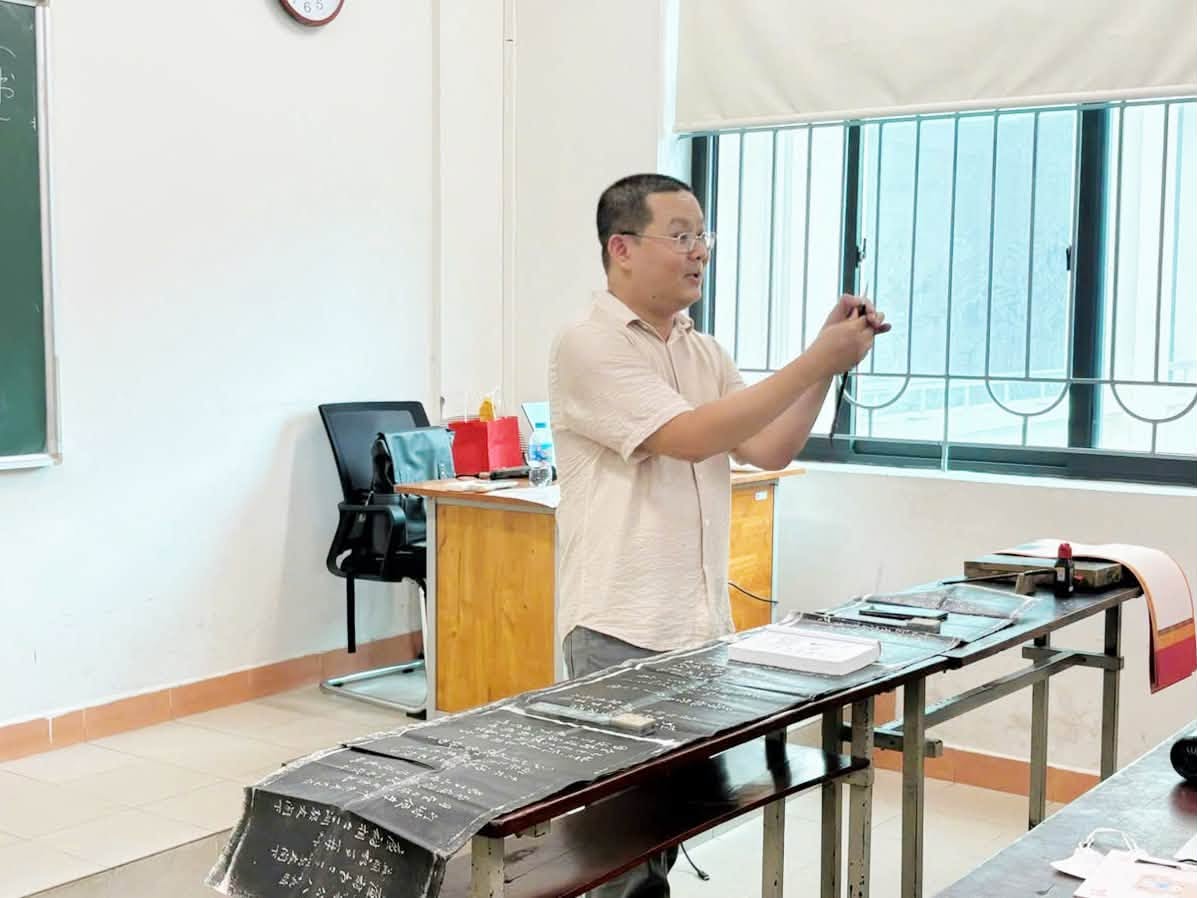 TS. Phan Thanh Hoàng giới thiệu tại buổi học