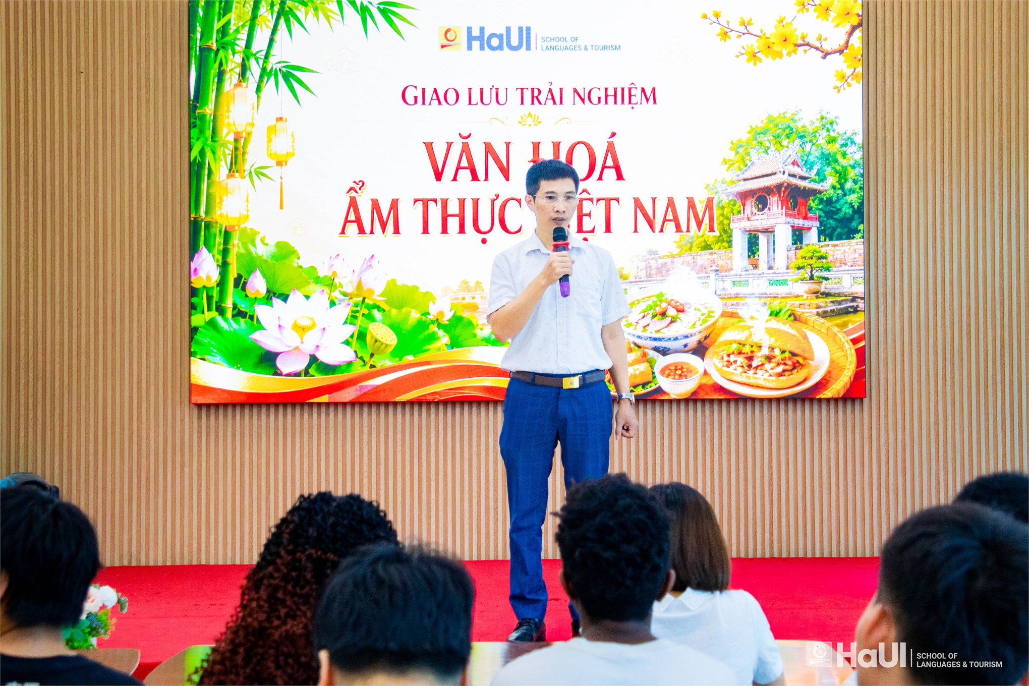PGS.TS. Lê Ba Phong - Phó Hiệu trưởng Trường Ngoại ngữ - Du lịch phát biểu tại chương trình